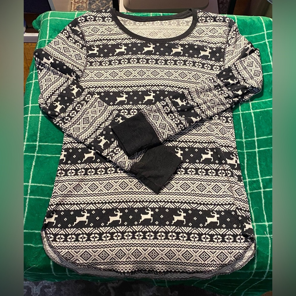 PAJAMA SET! Navy and white fair isle pattern pajamas.